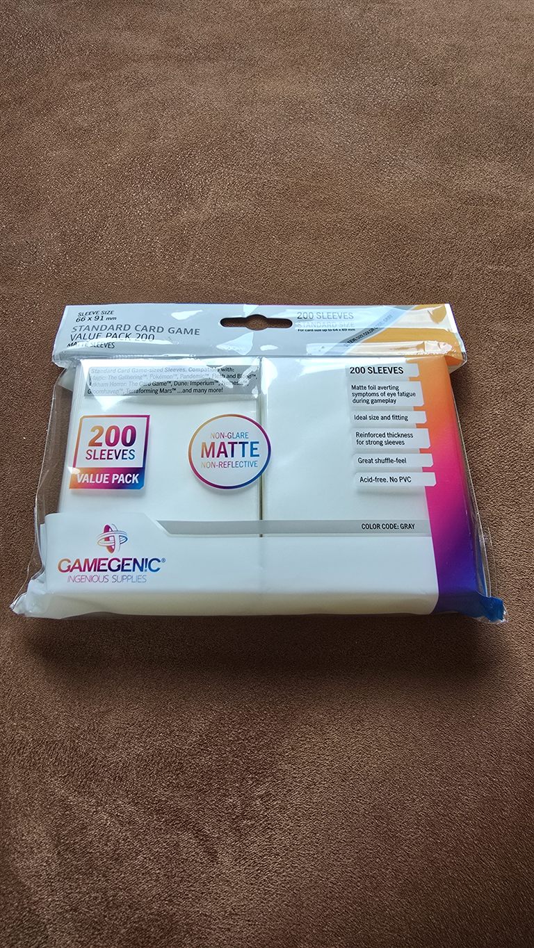 Versiegelte Packung mit 200 grauen Gamegenic Kartenhüllen